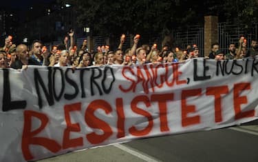 Fiaccolata a Scampia per le vittime del crollo alla vela celeste.