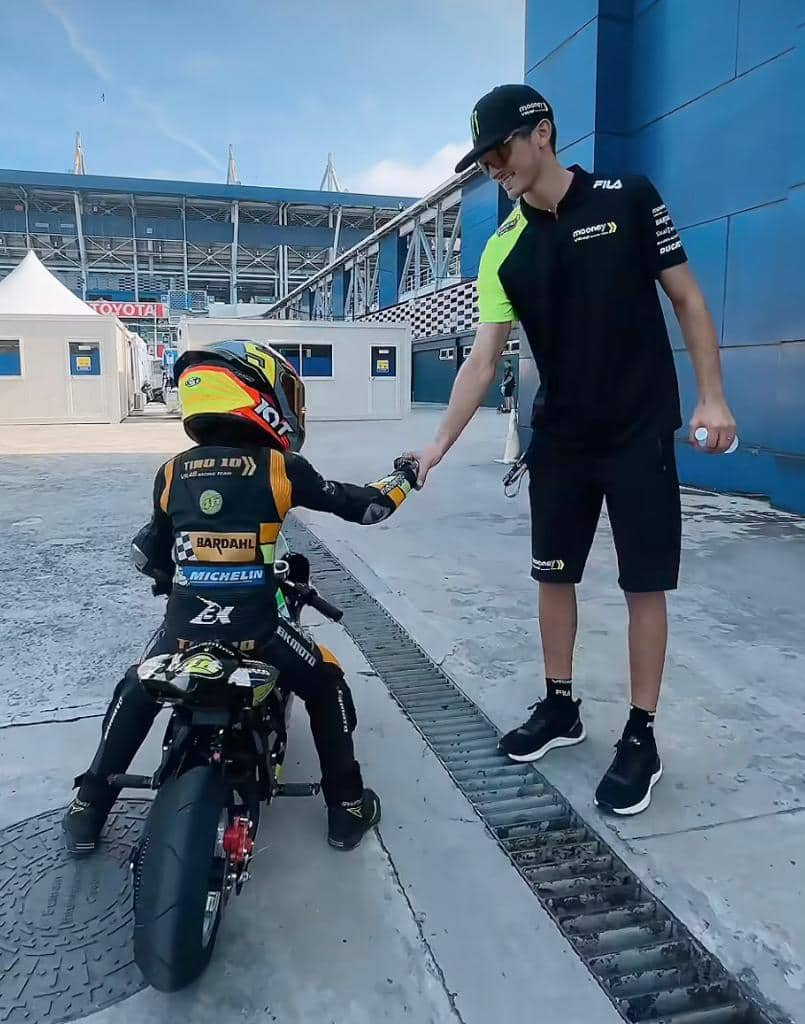 Luca Marini con un giovane tifoso in Indonesia