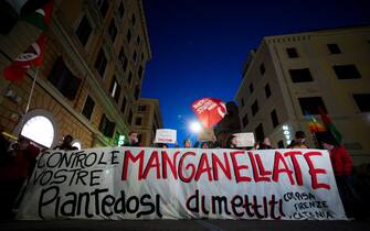 Manifestazione dalla Rete degli Studenti Medi 'Contro le manganellate e la gestione del ministro dell'Interno Matteo Piantedosi" in riferimento agli eventi accaduti a Pisa, Firenze e Catania, tra manifestanti e Forze dell'Ordine, Roma, 25 febbraio 2024. ANSA/ANGELO CARCONI