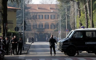 La strada che portaa villa San Martino, residenza del premier Silvio Berlusconi presidiata dai Carabinieri  oggi, 6 febbraio 2011, durante il presidio organizzato dal Popolo Viola ad Arcore.
MATTEO BAZZI / ANSA