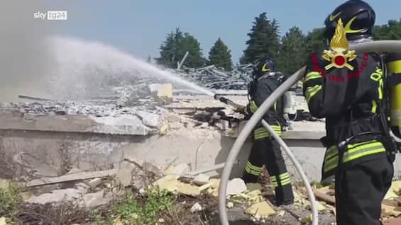 incendio ad ancona in fiamme il capannone di un azienda
