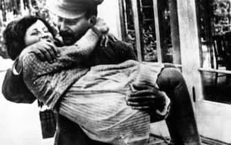 Svetlana Alliluyhva Stalina, figlia di Joseph Stalin, in braccio al padre a Mosca il 10 settembre 1967. Svetlana Stalina e' morta negli Stati Uniti all'eta' di 85 anni il 22 novembre. ANSA