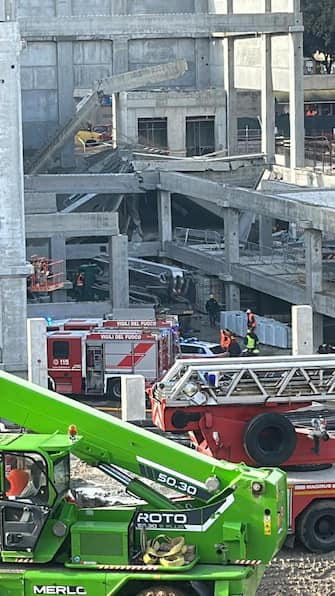 Il luogo in cui si è verificato il crollo in un cantiere a Firenze, in via Mariti, alla periferia della città, 16 febbraio 2024. Avrebbe ceduto un muro di contenimento durante la costruzione di un supermercato. 
ANSA/ CARLO BRESSAN