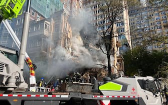 Un edificio colpito dai bombardamenti a Kiev