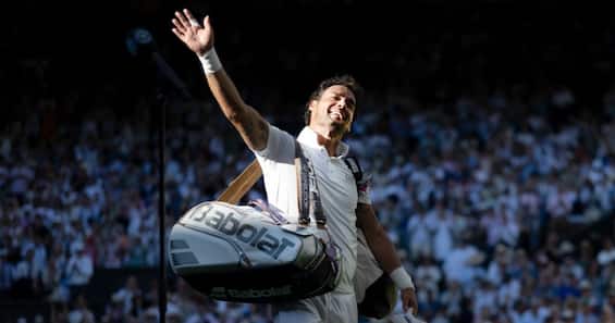 https://static.sky.it/editorialimages/25bba3092cbd18257f750a65da19ae45349af1f9/skysport/it/tennis/video/2025/06/30/fognini-wimbledon-omaggio-applauso-campo-centrale/fognini_saluta_og_image_getty.jpg?im=Resize,width=565