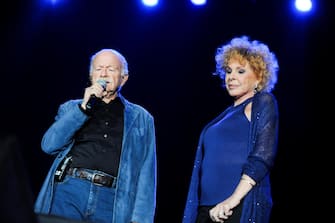 Genova,  105 stadium. - Una mano per Genova - le star dello spettacolo danno il loro contributo alla città dopo la terribile alluvione del 4 Novembre. Nella foto Gino Paoli e Ornella Vanoni