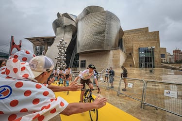 epa10718049 Australian rider Ben O'Connor (C) of Team AG2R Citroen greets fans during the team presentation of the Tour de France 2023 in front of the Guggenheim Museum  in Bilbao, Spain, 29 June 2023. The Tour de France 2023 will start in Bilbao on 01 July  EPA/CHRISTOPHE PETIT TESSON