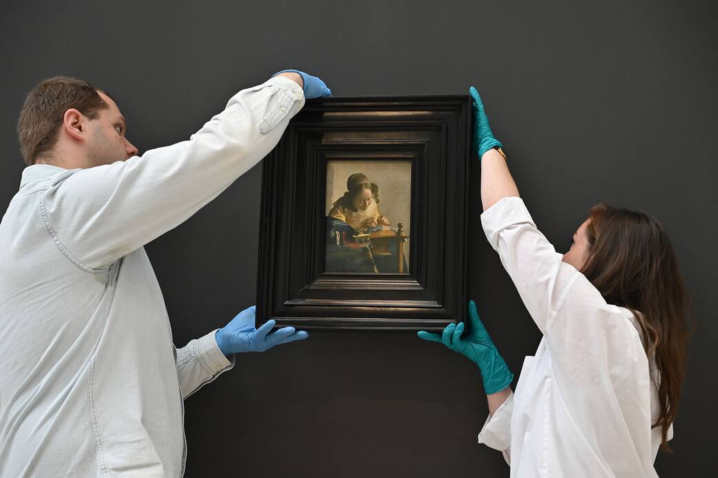 La_Dentellière_au_Louvre-Lens_accrochage_©_Louvre-Lens_F_Iovino.JPG