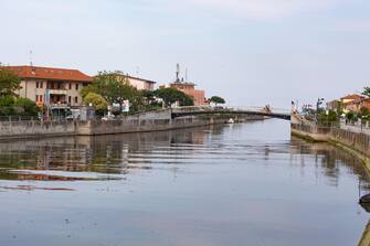 Le ultime acque dell'alluvione
sono arrivate in mare e, in particolare nella zona di Casal
Borsetti (Ravenna) stanno creando una macchia scura anche verso
il largo. Nel canale in destra di Reno c'è stata una moria di
pesci, molti dei quali raccolti nei giorni scorsi ed è forte la
puzza dell'acqua sporca che si getta in Adriatico, 9 Giugno 2023. ANSA/MAX CAVALLARI