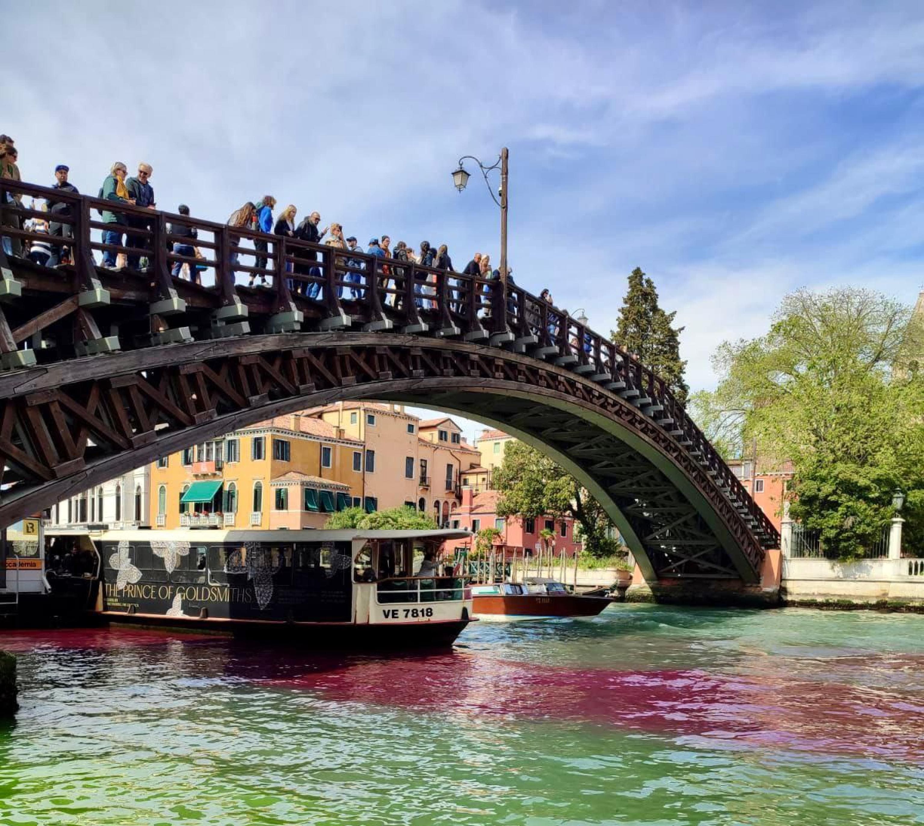 Il Canal Grande colorato di rosso e verde