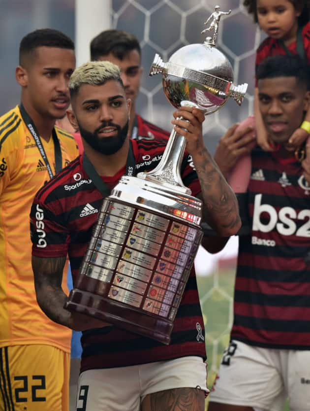 Gabigol con la Copa Libertadores