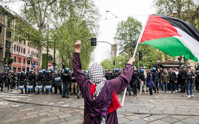 Milano, Manifestazione nazionale per la Palestina Libera e contro il genocidio. scontri con la polizia all'altezza del  piazzale Baiamonti