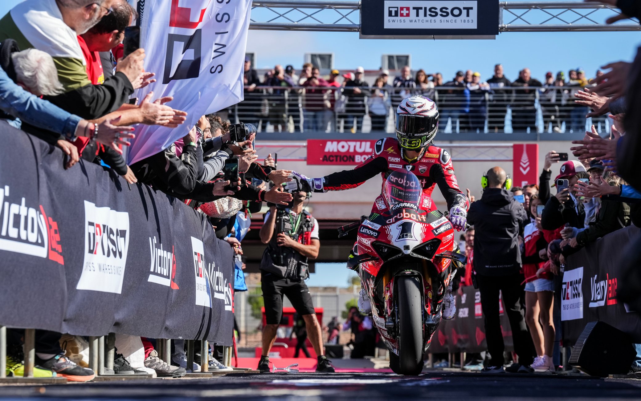 Bautista incontenibile in Superpole Race e Gara 2