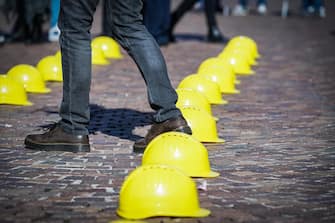 Dozens of yellow helmets in 4 squares in Piedmont to say enough to deaths at work, one of the reasons for the four-hour strike, eight in the construction sector, called by CGIL and UIL at a national level in all private sectors in Turin, Italy, 11 April 2024.
 ANSA/TINO ROMANO