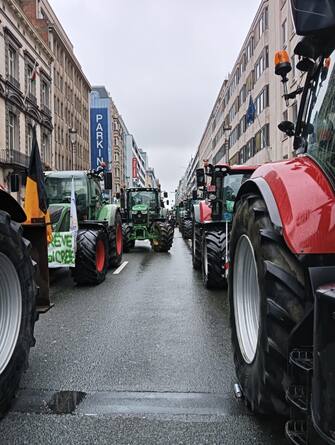 Gli idranti della polizia sono entrati in azione per spegnere i roghi accesi con dei copertoni dagli agricoltori che protestano a Bruxelles contro la politica agricola Ue, 26 febbraio 2024. I mezzi della polizia sono entrati in azione a poche decine di metri dalle sedi della Commissione europea e del Consiglio.
ANSA/ ALESSANDRA BRIGANTI