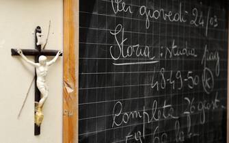 Un crocifisso fotografato  in una scuola elementare di Pisa. 
ANSA/FRANCO SILVI