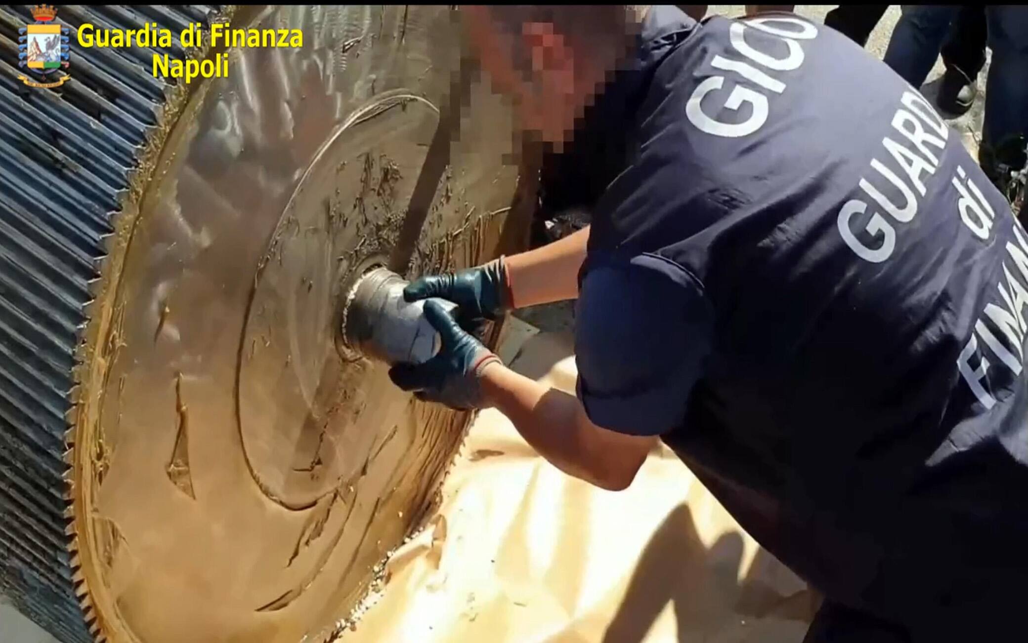 Un'immagine dell'operazione della Gdf
