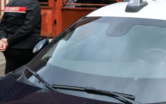 Pompei, accoltella la moglie e si barrica in casa con i figli: arrestato