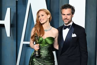 BEVERLY HILLS, CALIFORNIA - MARCH 27: Jessica Chastain and Gian Luca Passi de Preposulo attend the 2022 Vanity Fair Oscar Party Hosted by Radhika Jones at Wallis Annenberg Center for the Performing Arts on March 27, 2022 in Beverly Hills, California. (Photo by Daniele Venturelli/WireImage)