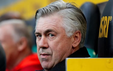 epa05858389 Bayern Munich's head coach Carlo Ancelotti takes his seat for the German Bundesliga soccer match between Borussia Moenchengladbach and Bayern Munich at the Borussia-Park stadium in Moenchengladbach, Germany, 19 March 2017.  EPA/FRIEDEMANN VOGEL (EMBARGO CONDITIONS - ATTENTION: Due to the accreditation guidelines, the DFL only permits the publication and utilisation of up to 15 pictures per match on the internet and in online media during the match.)