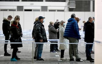 Alcune persone in fila per il vaccino in Croazia