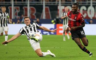 Newcastle's Dan Burn (L) challenges for the ball  \AC Milan s Rafael Leao during he UEFA Champions League group F soccer match between Ac Milan and Newcastle  at Giuseppe Meazza stadium in Milan, 19 September 2023.
ANSA / MATTEO BAZZI



