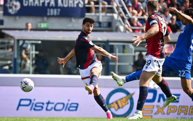 Orsolini distribuiu golaços em hat trick pelo Bologna contra o Empoli