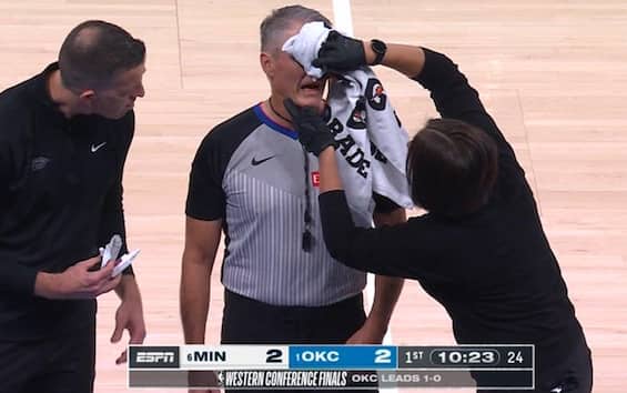 https://static.sky.it/editorialimages/26a4113258a5712d1a4ea29dcfeb04a559d7103d/skysport/it/nba/video/2025/05/23/nba-foster-arbitro-colpo-naso-dort-video/foster.jpg?im=Resize,width=565