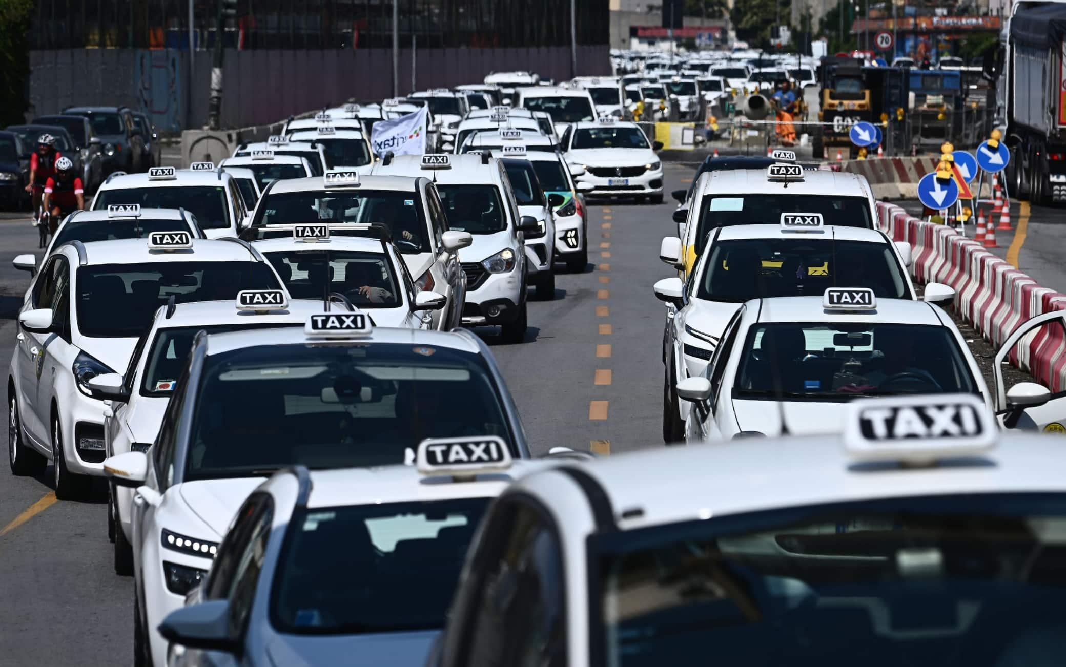 Un momento della manifestazione di protesta dei tassisti genovesi, in corteo dall'aeroporto a piazza De Ferrari, contro l'art.10 del Ddl Concorrenza, Genova, 6 luglio 2022.
ANSA/LUCA ZENNARO