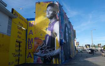 A new mural by French artist Mr. Brainwash picturing Kobe Bryant and his daughter Gigi is seen in Los Angeles on January 31, 2020. (Photo by Chris Delmas / AFP) / RESTRICTED TO EDITORIAL USE - MANDATORY MENTION OF THE ARTIST UPON PUBLICATION - TO ILLUSTRATE THE EVENT AS SPECIFIED IN THE CAPTION (Photo by CHRIS DELMAS/AFP via Getty Images)