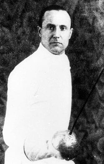 Nedo Nadi (scherma), portabandiera italiano alle Olimpiadi di Anversa del 1920. ANSA