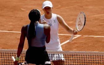 epa10677604 Iga Swiatek of Poland (R) shakes hands with Coco Gauff of the United States after winning their Women's quarterfinal match during the French Open Grand Slam tennis tournament at Roland Garros in Paris, France, 07 June 2023  EPA/YOAN VALAT