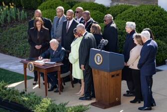 Più di cento anni e tanti tentativi, ma alla fine il linciaggio è stato riconosciuto come un reato federale. Joe Biden ha firmato il provvedimento approvato dal Congresso e con cui gli Stati Uniti provano a voltare pagina su uno dei capitoli più brutti della loro storia