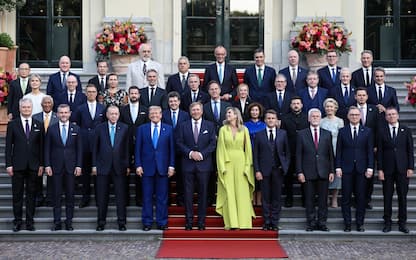 epa12195454 Dutch King Willem-Alexander (C-L) and Queen Maxima (C-R) pose for a family photo with participating heads of state and government of the NATO summit prior to a dinner at Paleis Huis Ten Bosch, in The Hague, The Netherlands, 24 June 2025. The dinner marks the start of the NATO summit in The Hague. The Netherlands hosts the NATO Summit in The Hague on 24 and 25 June, the first such summit to be held in the country.  EPA/CHRISTIAN HARTMANN / POOL