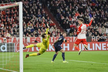 epa11201013 Munich's Thomas Mueller (R) scores the 2-0 goal against Lazio's goalkeeper Ivan Provedel (L) during the UEFA Champions League round of sixteen second leg match between FC Bayern Munich and SS Lazio, in Munich, Germany, 05 March 2024.  EPA/RONALD WITTEK