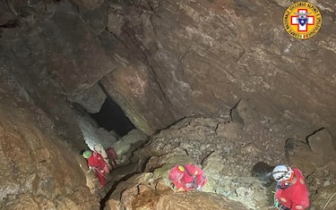 Si è concluso nella tarda serata di ieri l'intervento di soccorso di uno speleologo un di 30 anni di Milano, colpito da un sasso mentre si trovava all'interno della grotta Remeron, a Comerio (Varese), 8 agosto 2022. L'uomo è stato raggiunto da un medico del Cnsas - Corpo nazionale Soccorso alpino e speleologico - che, dopo avere verificato le sue condizioni, ha ritenuto che fosse in grado di muoversi e di procedere senza la necessità di utilizzare la barella. Lo speleologo stato quindi accompagnato verso l'uscita, sempre monitorato dai sanitari del Cnsas e continuamente assistito dai tecnici.
ANSA/ CORPO NAZIONALE SOCCORSO ALPINO (NPK)
+++ ANSA PROVIDES ACCESS TO THIS HANDOUT PHOTO TO BE USED SOLELY TO ILLUSTRATE NEWS REPORTING OR COMMENTARY ON THE FACTS OR EVENTS DEPICTED IN THIS IMAGE; NO ARCHIVING; NO LICENSING +++