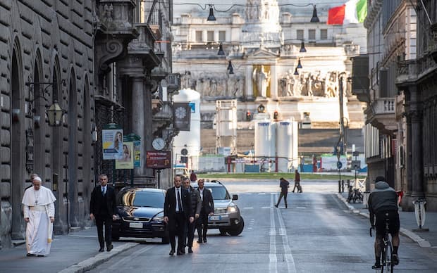 La passeggiata in una Roma deserta