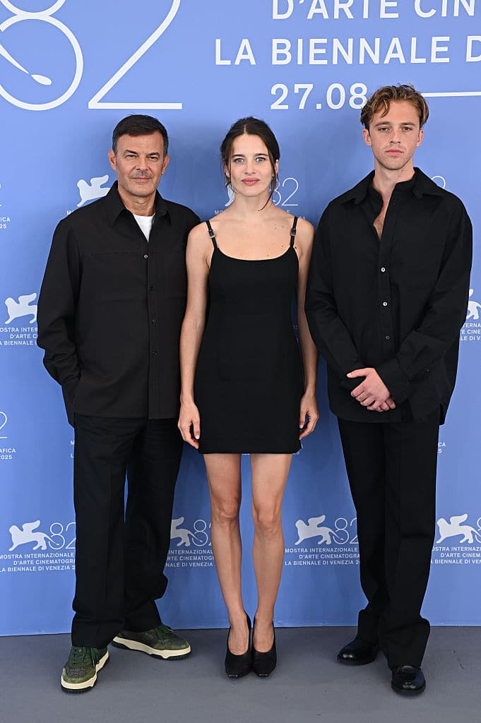 François Ozon, Rebecca Marder e Benjamin Voisin posano al photocall de "L'Etranger" (Lo straniero) a Venezia 82