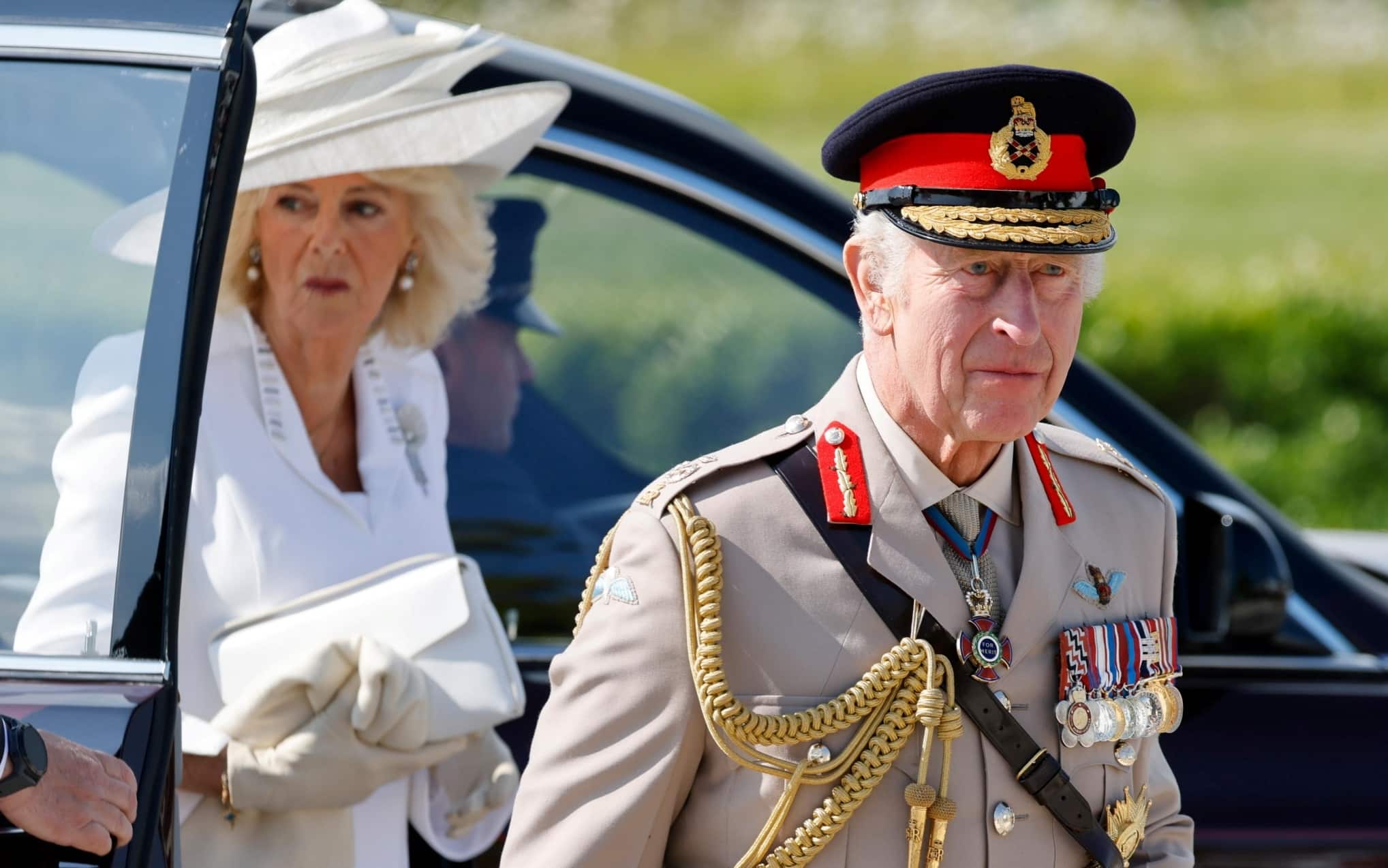 Re Carlo III e la Regina Camilla al loro arrivo alla commemorazione del D-Day del Ministero della Difesa e della Reale Legione Britannica, al Memoriale della Seconda guerra mondiale di Ver-sur-Mer. carlo e camilla