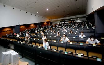 Gli studenti all'interno dell'aula per il test di Medicina all'Universita' Bicocca a Milano, 3 settembre 2021.ANSA/MOURAD BALTI TOUATI