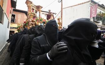 Venerdì Santo in Spagna epa12038952 A float picturing a scene of the Passion of Jesus Christ is taken in a Good Friday's procession held in the framework of Holy Week celebrations in Leon, northern Spain, 18 April 2025. EPA/J. CASARES