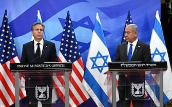 epa10440350 US Secretary of State Anthony Blinken (L) and Israeli Prime Minister Benjamin Netanyahu make statements to the media after their meeting at the Prime Minister's Office in Jerusalem, Israel, 30 January 2023. Blinken arrived in Israel coming from Egypt as part of a three-day visit in the Middle East to promote peace and security in the region. He is also expected to visit Ramallah to meet with Palestinian Authority President Mahmoud Abbas.  EPA/DEBBIE HILL / POOL