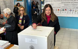 La candidata del centrosinistra Alessandra Todde ha votato al seggio n .4 allestito alle scuole elementari di Via Matteotti, Scuola Podda a Nuoro