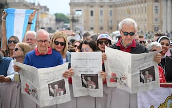 Faithful wait for Pope Leo XIV who will lead the Regina Coeli prayer from the central loggia of Saint Peter's Basilica at the Vatican City, 11 May 2025.
ANSA/ALESSANDRO DI MEO