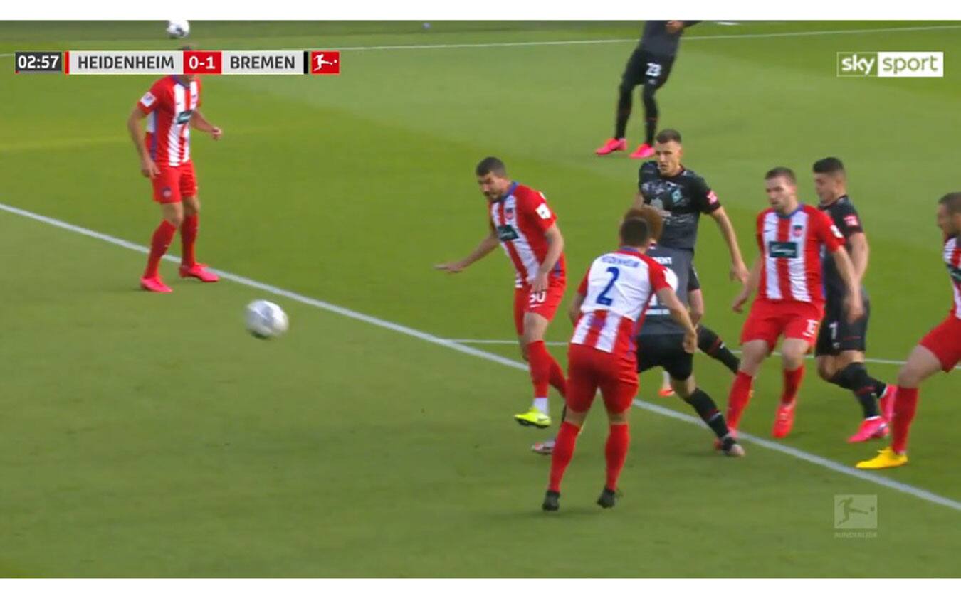 Il momento in cui Theuerkauf, inspiegabilmente rivolto verso la propria porta, ancora più inspiegabilmente decide di calciare autogol