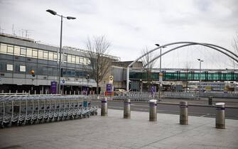 epa11977918 The empty forecourt outside Heathrow Airport in London, Britain, 21 March 2025. The Heathrow Airport on 21 March announced it would be closed all day, following a power outage 'due to a fire at an electrical substation supplying the airport'.  EPA/TOLGA AKMEN