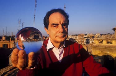 L'Ã©crivain italien Italo Calvino chez lui Ã  Rome en dÃ©cembre 1984, Italie. (Photo by Gianni GIANSANTI/Gamma-Rapho via Getty Images)