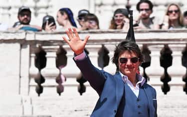 TOPSHOT - US producer and actor Tom Cruise waves as he poses at Trinita dei Monti ahead of the premiere of "Mission: Impossible - Dead Reckoning Part One" movie in Rome, on June 19, 2023. (Photo by Tiziana FABI / AFP) (Photo by TIZIANA FABI/AFP via Getty Images)