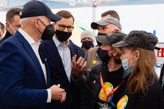 Biden è stata accompagnato dal premier polacco Mateusz Morawiecki e dal sindaco della capitale polacca Rafal Trzaskowski. Il presidente, con la mascherina e un capellino con la visiera, ha parlato a lungo sia con gli ucraini sia con i volontari che offrono aiuti ai profughi