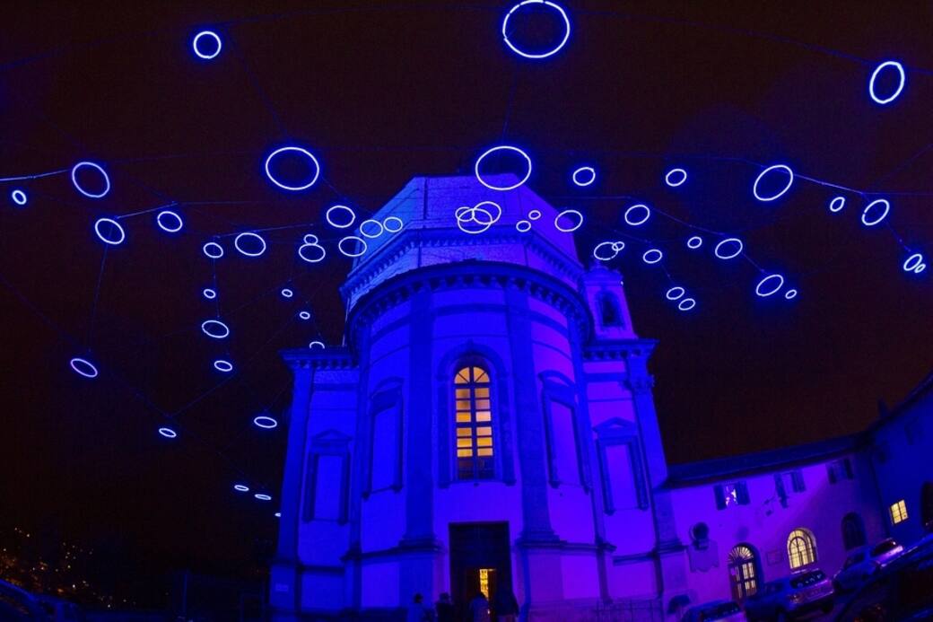 11_Rebecca_Horn_Piccoli_spiriti_blu_-_©Luci_d’Artista_-_Città_di_Torino_-_foto_di_Alberto_Ramella.jpg